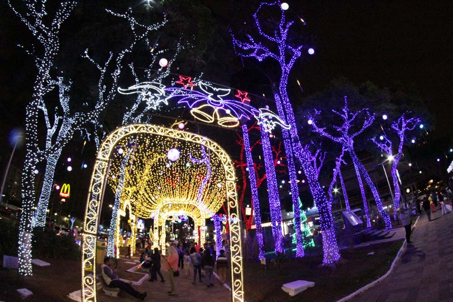 Prefeitura inaugura iluminação de Natal da Praça Nicola Vivilechio - O  TABOANENSE