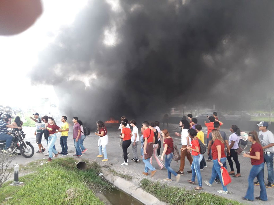 MORADORES FECHAM A BR-251 EM PROTESTO ÀS MÁS CONDIÇÕES DA ESTRADA - O  Tabuleiro