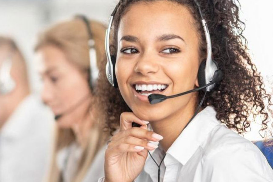 operadora de telemarketing televendas sorrindo