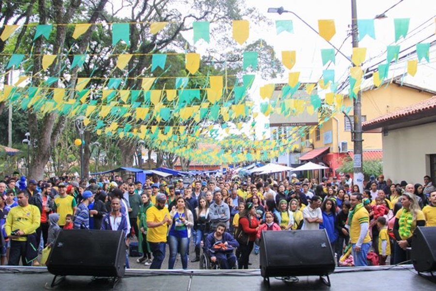 Telão da Prefeitura transmite jogos da Copa ao vivo na Boca