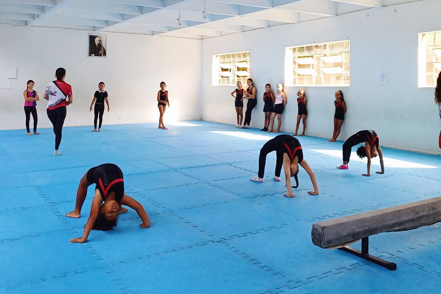 Aula de ginástica artística traz mudanças à vida de crianças em Taboão ...